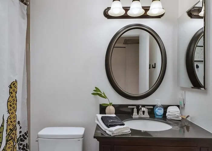 Holiday home Pool & Pet Friendly-walk To Udall Park