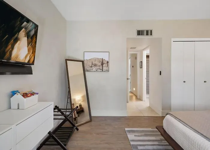 Pool & Pet Friendly-walk To Udall Park Holiday home *